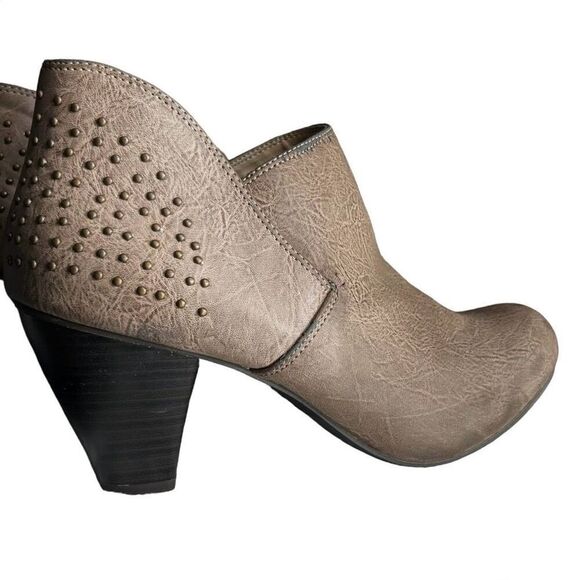 SBICCA Taupe Studded Stacked Heel Ankle Boots 9W - Picture 6 of 8